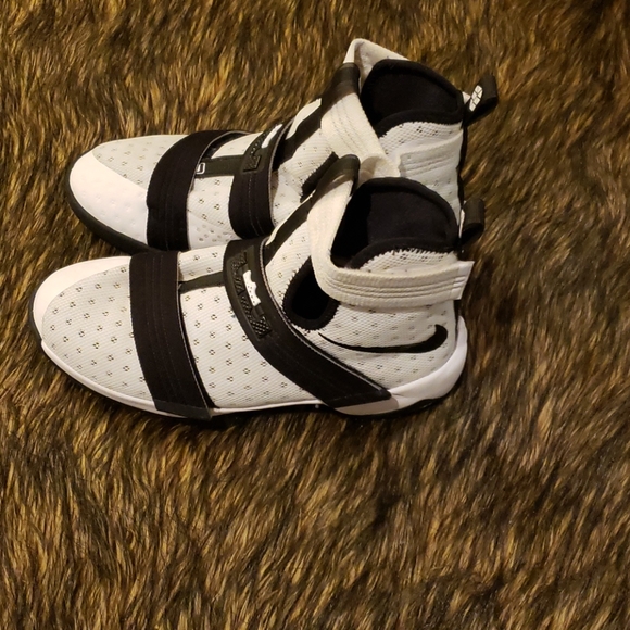 Lebron James Solider Sneakers - Picture 3 of 6